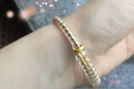 金手镯戴个塑料套是什么意思？是怕吸收体内微量元素吗？图片