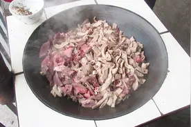 农村白酒炖年猪下水！十斤猪下水和肉，二两白酒，这样炒真好吃！视频封面