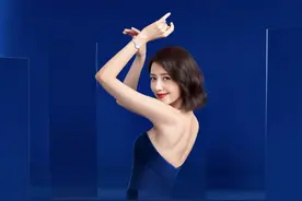 国民女神高圆圆罕走性感风！大露背v领秀排骨胸，红唇媚眼好诱惑图片