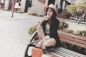 心疼对方爱情短句子：世上最好的聘礼，就是你对我一生的迁就图片