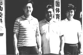 1986年第五届鱼尾狮杯，国足7战6胜1平，最终捧起冠军奖杯图片
