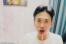 40岁黄宗泽素颜庆生，胡子拉碴面容凹陷，只有一个小蛋糕显寒酸图片