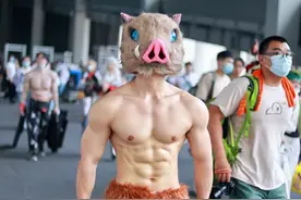 上海漫展筋肉男引发舔屏，这肉体太野了图片