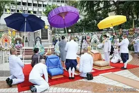 妻妾有别，诗妮娜跪在红毯上祭拜王室祖先，出行用遮阳伞充数图片