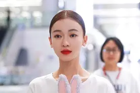 吴谨言瘦出尖下巴少女肌迷人，坦言很小就注重饮食，大方晒减肥法图片