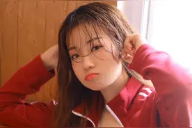 「今日推荐」校花美女棕色头发休闲运动服白皙美腿私房写真图片