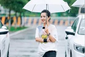 网曝叶璇何洁大打出手？曾是好姐妹，何洁被曝出轨时叶璇发文力挺图片