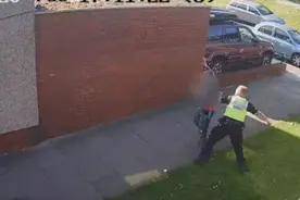 英国警察殴打一名15岁男孩：猛击头部，已被停职图片