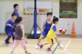 孙俪带女儿打篮球，小花妹妹穿球衣球鞋打球熟练，活泼得像男孩子图片