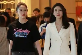 关晓彤才是“腿精”，穿T恤配短裤同框江疏影，脚踩运动鞋都能赢图片
