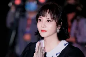 陶红终于剪掉十年长发，穿娃娃领配齐刘海短发，51岁嫩回31岁图片