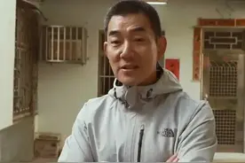 任贤齐白发苍苍回农村老家探望父母图片