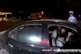 "全能"表演！司机弃车逃跑找人冒领财物被识破图片