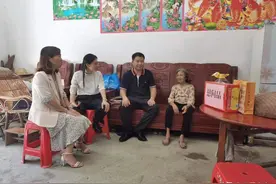 #力争上游 新梧州#万秀区人大常委会机关领导干部到夏郢镇周睦村开展中秋节前慰问活动图片