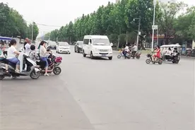 刚修通的建设西路，两个路口交通事故频发，记者实地探访——人车见缝插针 怎一个步步惊心图片