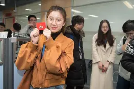 父母要求研究生女儿考公务员，放弃腾讯的就业机会，网友议论纷纷图片