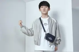 电竞牌面 JackeyLove 联手迪奥，上脚 Air Dior，“LPL的第一次”图片