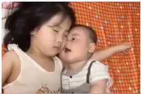 妈妈出差在外，把弟弟交给姐姐带，回家看见的一幕：太温馨了图片