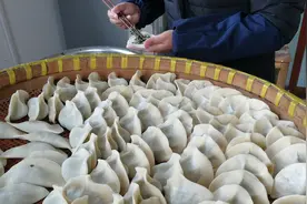 周末全家人一起包水饺，配上一大碗骨头汤，一口一个，太舒服了视频封面