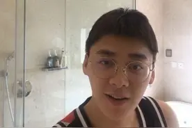 李易峰一睡醒就直播洗脸，看清真实状态，粉丝：你谁呀？图片