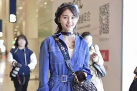 王子文又出创意穿搭，穿牛仔连体裤裤脚只撩一边，轻松显高又显瘦图片