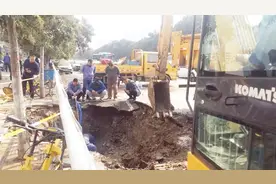 郑州一供水管道爆裂地面塌陷水流成河 一汽车遭殃预计24小时恢复视频封面