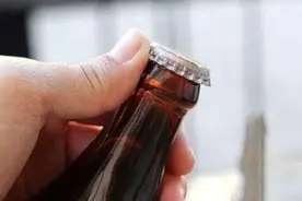 原来酒瓶盖上有个“小机关”，用手就能拧开，比开瓶器还快图片
