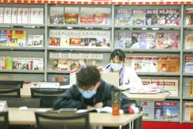 郑州图书馆已分时段开放，想去的读者可通过微信公众号预约图片