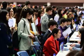 军队文职招录遇冷，高福利待遇下却有8258个岗位没人报名，咋回事图片