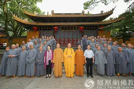 普陀山佛教协会举行升国旗仪式 大力弘扬抗疫爱国精神图片