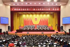自治区十三届人大二次会议开幕 鹿心社主持 陈武作政府工作报告图片