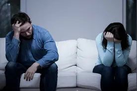 得知女友要分手，凤凰男怒道：我不给彩礼不买房，你也必须得嫁我图片