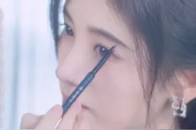 鞠婧祎挑战极细眉笔，化妆完捧起脸蛋的那刻，直男们沸腾了图片