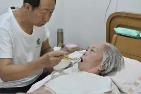 七年如一日！河北井陉62岁男子衣不解带照顾瘫痪妻子图片