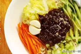 老北京炸酱面：大厨秘传的用“四物酱”炸酱，味道果然更香图片
