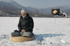 他于荒野居住，大寒之日在湖面上做了“最孤独的展览”图片