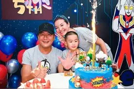 高曙光晒全家福庆57岁生日！和娇妻当众撒狗粮，小52岁儿子更像爸图片