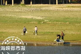 福州八一水库 疑有人驾船电鱼图片