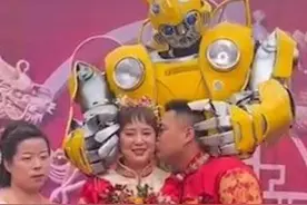 弟弟穿2.8米大黄蜂战甲为姐姐送亲 还不忘“按头亲亲”图片