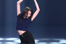 关晓彤穿蕾丝拼接短T搭正红皮裙，摇滚动感，是风格多变的酷girl图片