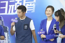 奥运冠军同框！张继科空降深圳大方互动 丁宁不时大笑雪肤抢眼图片
