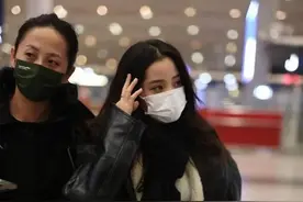 “我能亲你吗？”知名女星被陌生男扯头发骚扰图片