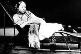 清代奇案：妇人晚上留宿姐姐房间，男子偷拨门闩进屋，引一桩命案图片