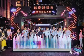 吃烧烤、喝啤酒、听弹唱、看梵高……“外滩最美后街”夜太美！图片