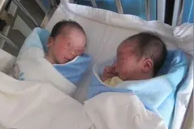 孕妈产下一对龙凤胎，全家还沉浸在喜悦里，不料医生“多了句嘴”图片