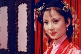 晴雯曾无意间打了个小报告，导致她墙倒众人推被诬告后撵出贾府图片
