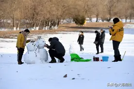 公园里家人合力堆雪人，往日憋闷一扫而光图片