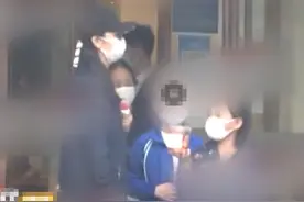 “万人迷”陈好带仨孩子去医院，穿着不似阔太，退圈后做中戏教授图片