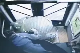 点赞！郑州一男子公交车上突然晕倒、口吐白沫…危急时刻她站了出来图片