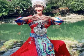 肖燕，明月装饰了你的窗子，你装饰了别人的梦图片
